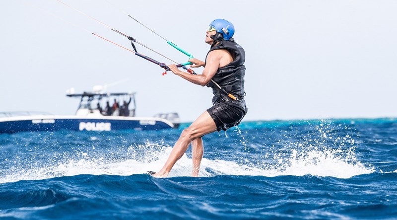 O Barack Obama κάνει kitesurfing στο θέρετρο Necker Island