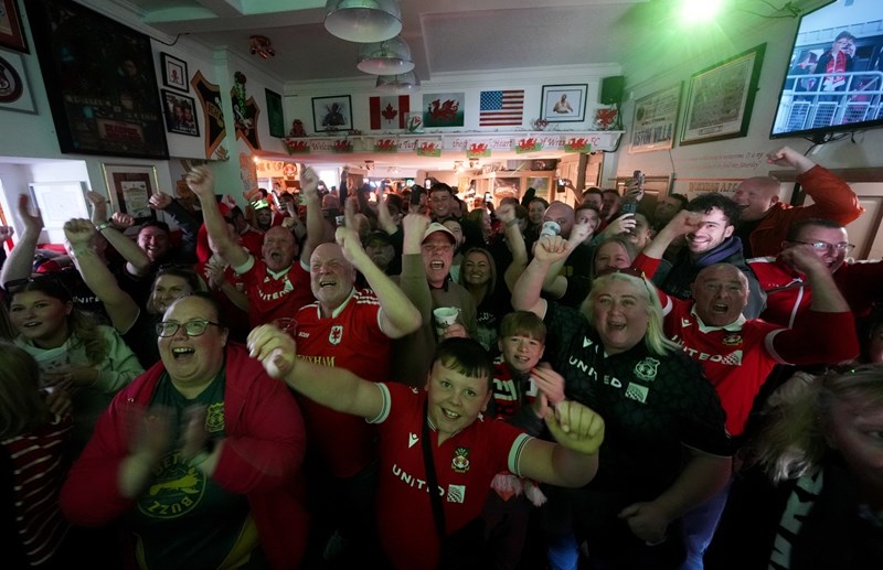 Οι οπαδοί της Ρέξαμ σε μία τοπική παμπ