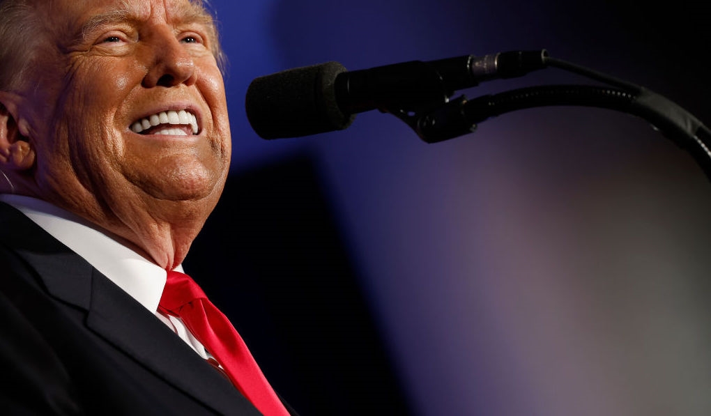 Για κάποιο απίθανο λόγο, τα κακόγουστα παπούτσια του Donald Trump έγιναν ανάρπαστα - εικόνα 2