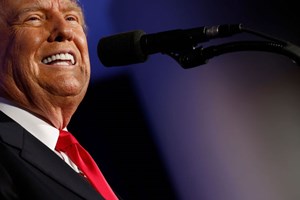 Για κάποιο απίθανο λόγο, τα κακόγουστα παπούτσια του Donald Trump έγιναν ανάρπαστα - εικόνα 2