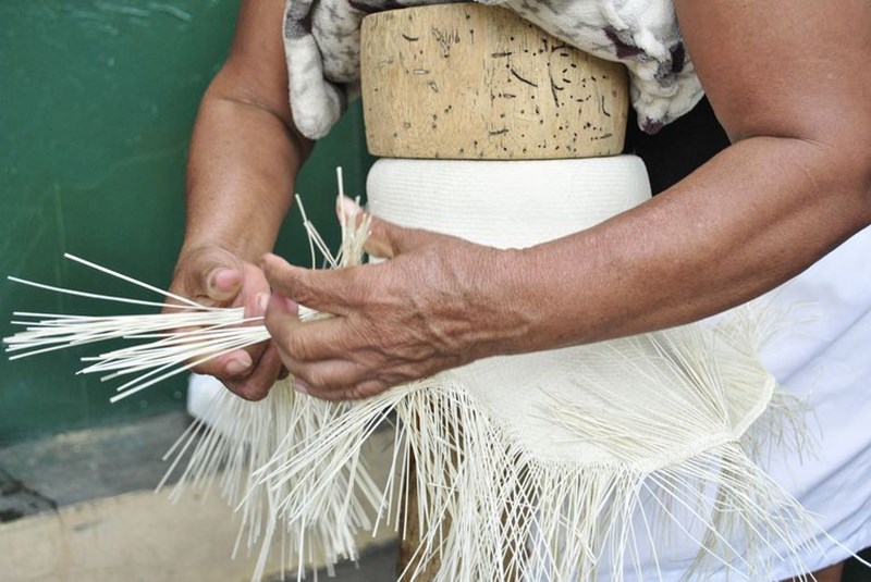 WORKER MAKING A PANAMA HAT