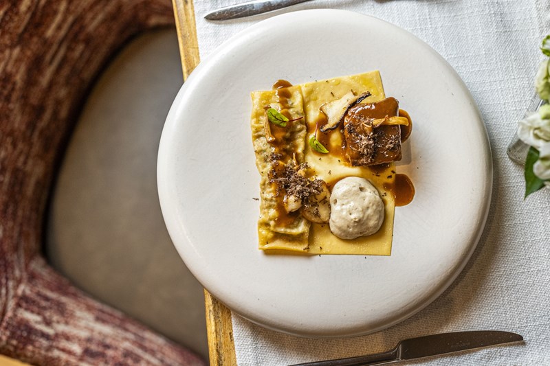 Symposio at Ark 2025_Το κανελόνι με μοσχαρίσια μάγουλα, άγρια μανιτάρια και σος κέδρου