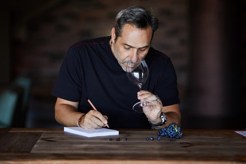 Ο Master of Wine Γιάννης Καρακάσης 2