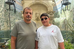 Παπάς-φίλαθλος του Παναθηναϊκού έγινε viral -Έδωσε το σύνθημα για το "χόρτο μαγικό" - εικόνα 2