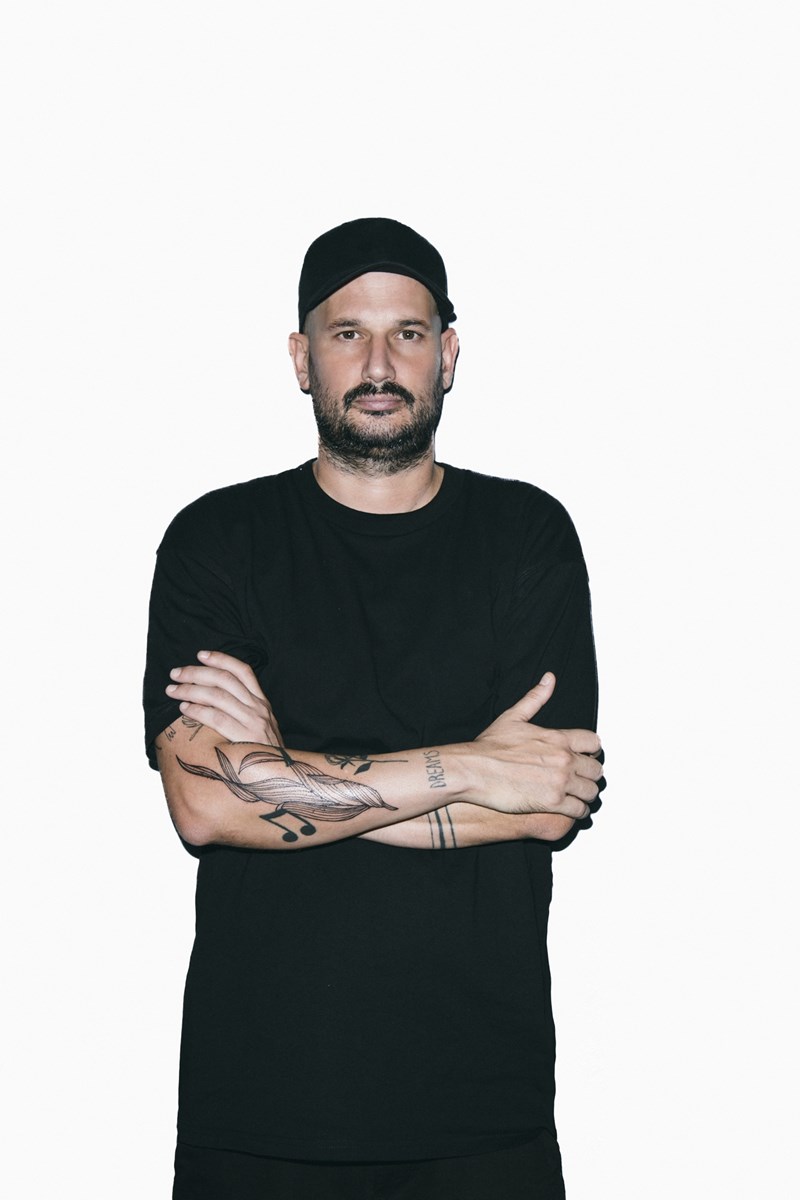 Στο W Costa Navarino για Electro Vibes, γενέθλια με Σάκη Ρουβά και κορυφαία καλοκαιρινά events 1