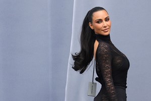 H Olivia Munn φωτογραφήθηκε ημίγυμνη και έδειξε τις ουλές της διπλής μαστεκτομής - εικόνα 1