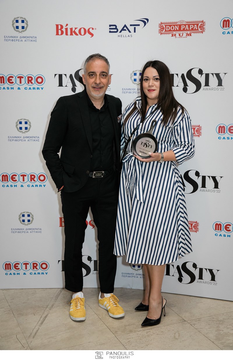 Γιούλη Αποστολίδη και Βάκης Κασβίκης με το βραβείο της κατηγορίας 100% Fish & Seafood για το εστιατόριο Αφρόψαρο