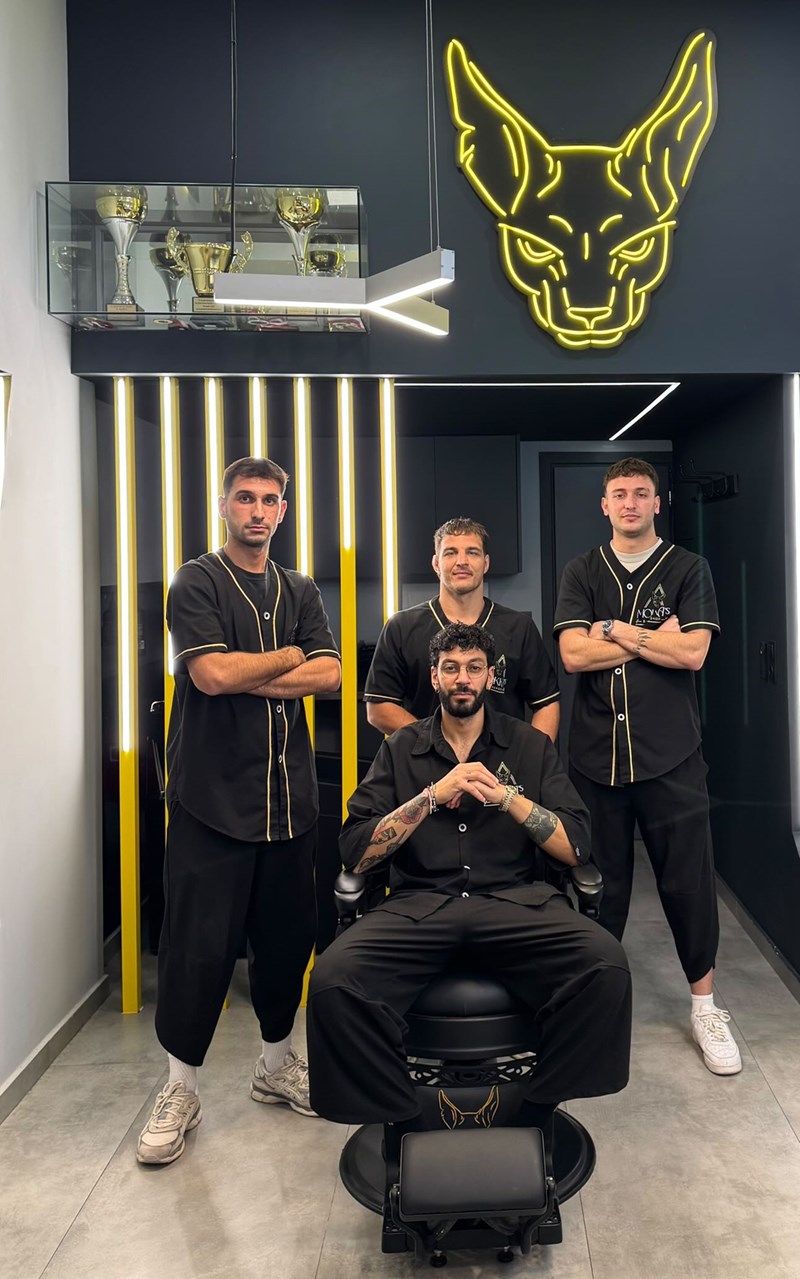 Ο Μόκκα Χασανίν με τους συνεργάτες του.