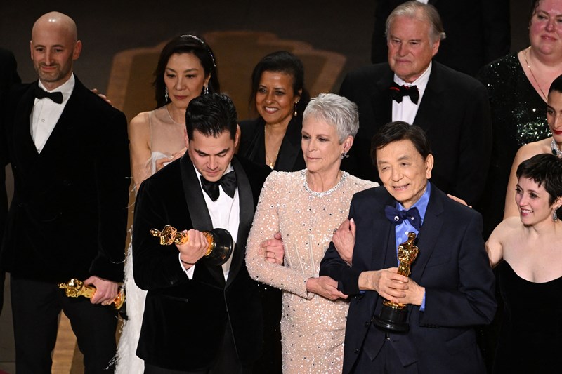 το cast του everything all at once στη σκηνή των oscars 2023