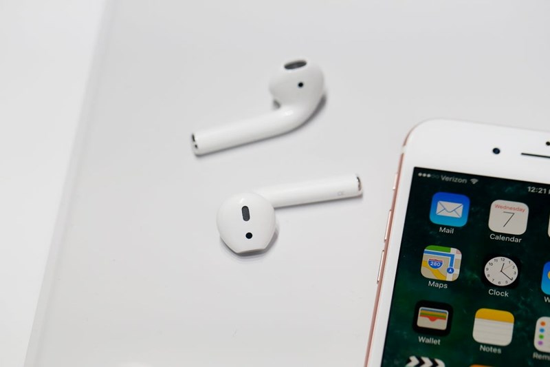 iPHONE & AIRPODS