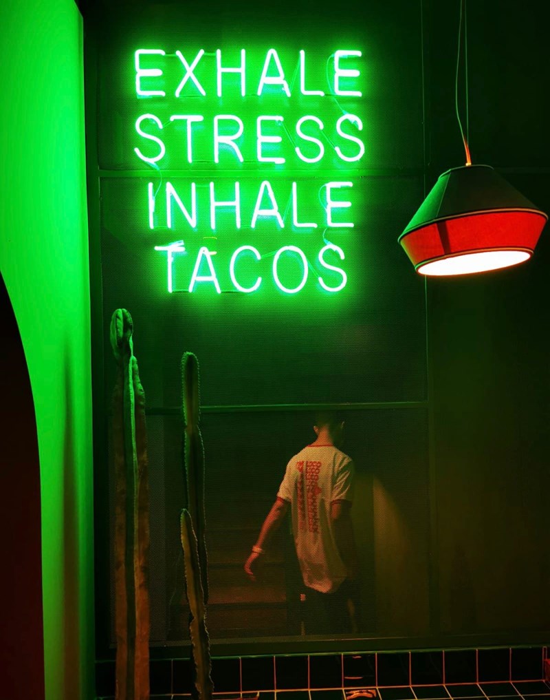 ΑΠΟΨΗ ΑΠΟ ΤΟ ΕΣΩΤΕΡΙΚΟ ΤΟΥ LOCO, ΣΤΗΝ ΟΔΟ ΚΑΛΑΜΙΩΤΟΥ