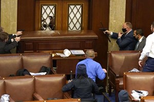 Ξέρουμε πού θα δεις το ντοκιμαντέρ για το πώς ο Donald Trump έφτασε να δικάζεται για 4 αδικήματα - εικόνα 2