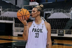 H Bella Hadid φωτογραφίζεται με μπικίνι για το νέο της άρωμα - εικόνα 1