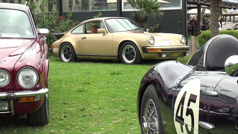 Φωτογραφία με κλασικά αυτοκινήτα στην έκθεση στον Άλιμο.