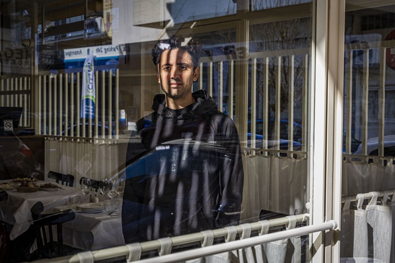 Η ταβέρνα Δώδεκα Πιάτα (12 Πιάτα) στο Κουκάκι_Ο σεφ και ιδιοκτήτης Παύλος Κυριάκης