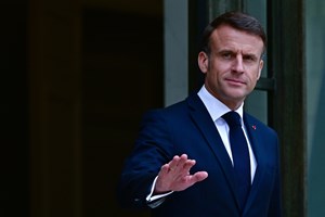Τι χαρτάκι έκρυψε τελικά ο Emmanuel Macron στο βίντεο που έχει γίνει viral; - εικόνα 1