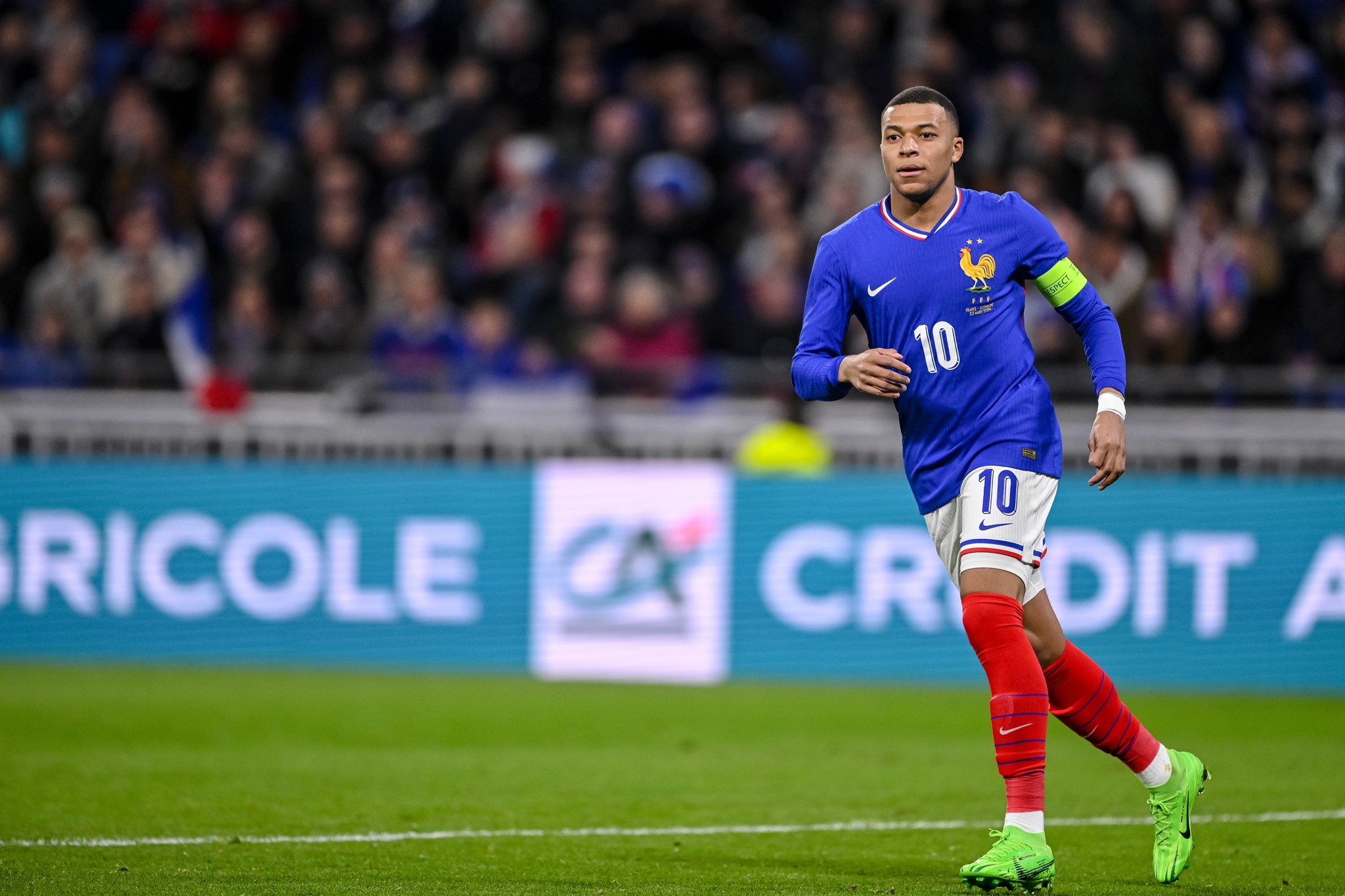 Σε άλλα νέα, ο πατέρας του Kylian Mbappé αγόρασε 100 φανέλες με το όνομα του γιου του - εικόνα 1