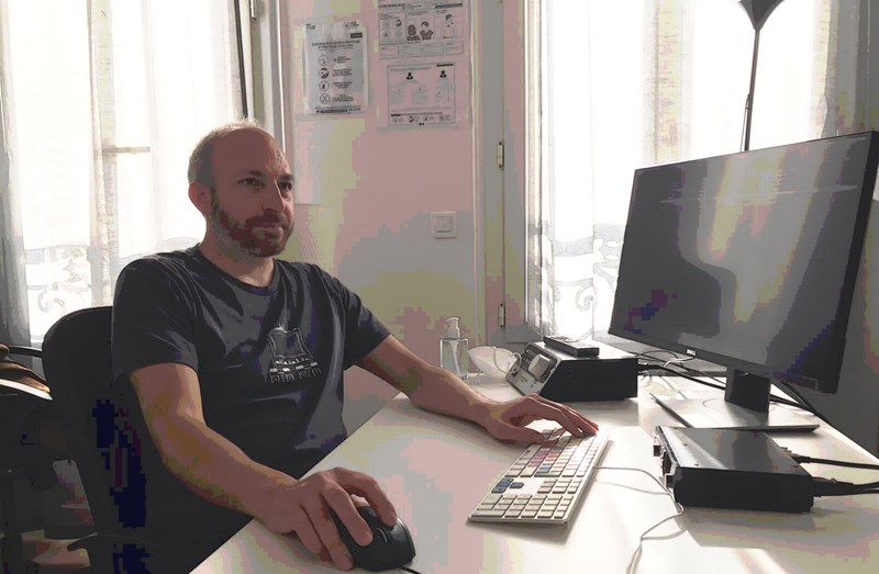 Ο Γιώργος Λαμπρινός εν ώρα μοντάζ