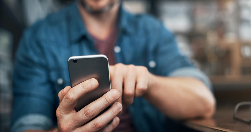 άντρας με κινητό στο χέρι
