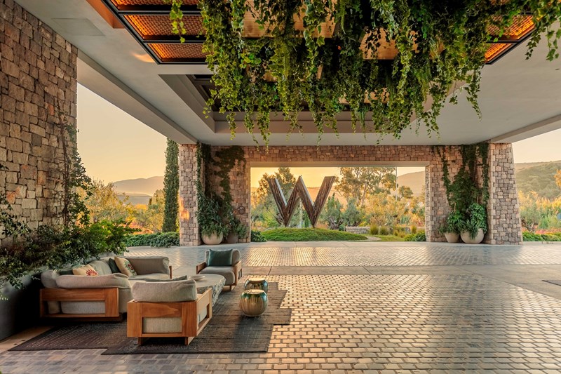 Στο W Costa Navarino για Electro Vibes, γενέθλια με Σάκη Ρουβά και κορυφαία καλοκαιρινά events 3