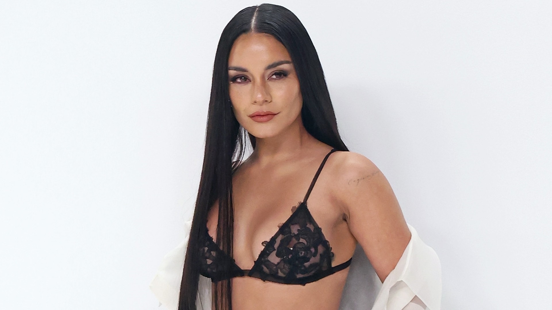 Η Nicole Scherzinger αποχαιρετά τον Ιανουάριο με λευκό μπικίνι - εικόνα 2