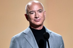 Ο Jeff Bezos δουλεύει ακόμα στο γραφείο που έφτιαξε ο ίδιος από μία πόρτα το 1995 - εικόνα 1
