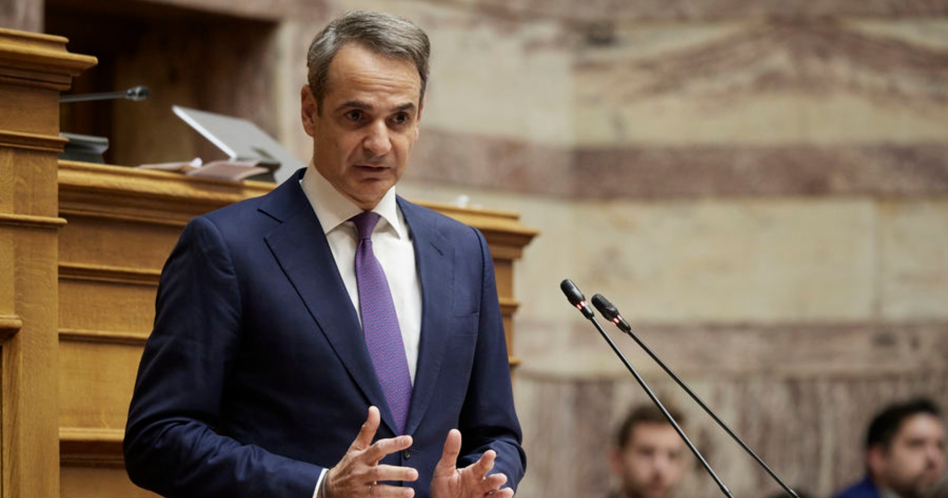 Η στιγμή που ο Λευτέρης Αυγενάκης χτυπά εργαζόμενο στο Ελ. Βενιζέλος - εικόνα 1