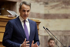 Η στιγμή που ο Λευτέρης Αυγενάκης χτυπά εργαζόμενο στο Ελ. Βενιζέλος - εικόνα 1