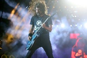 Στα ελληνικά η αυτοβιογραφία του Dave Grohl, ντράμερ των Nirvana και μπροστάρη των Foo Fighters - εικόνα 1