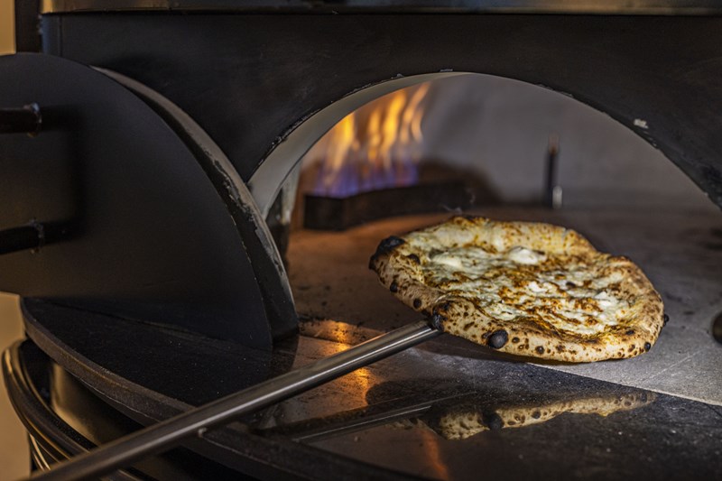 Μία από τις πίτσες στο Armando μόλις ξεφουρνίστηκε