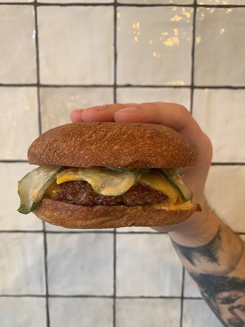 ΤΟ SHASH'N BUN ΕΙΝΑΙ ΤΟ ΝΕΟ BURGER SPOT ΤΗΣ ΑΘΗΝΑΣ ΜΕ ΤΗΝ ΕΠΙΜΕΛΕΙΑ ΤΟΥ ΜΙΧΑΛΗ ΝΟΥΡΛΟΓΛΟΥ