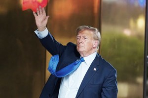 Σε άλλα νέα, ο Donald Trump βάλθηκε να σώσει τα ντόνατ - εικόνα 1