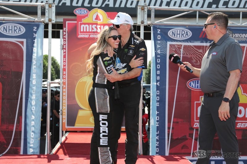 Brittany Force οδηγός αγώνων dragster