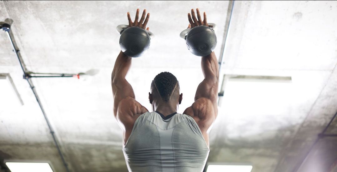 3 ασκήσεις με kettlebell που θα σε βοηθήσουν να δυναμώσεις τους κοιλιακούς σου - εικόνα 1