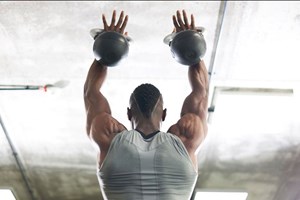 3 ασκήσεις με kettlebell που θα σε βοηθήσουν να δυναμώσεις τους κοιλιακούς σου - εικόνα 1