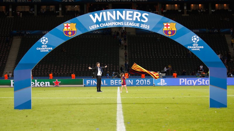 Ο Λουίς Ενρίκε παίζει με τη μικρή του κόρη Ξάνα στον τελικό του Τσάμπιονς Λιγκ το 2015