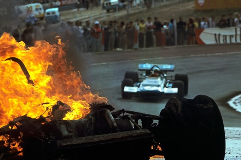 Ο Jackie Stewart προσπερνά τα κατεστραμμένα μονοθέσια των Jackie Oliver και Jacky Ickx