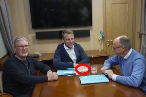 Η στιγμή που η Brigitte χαστουκίζει τον Emmanuel Macron-Γιατί το έκανε; (video) - εικόνα 1