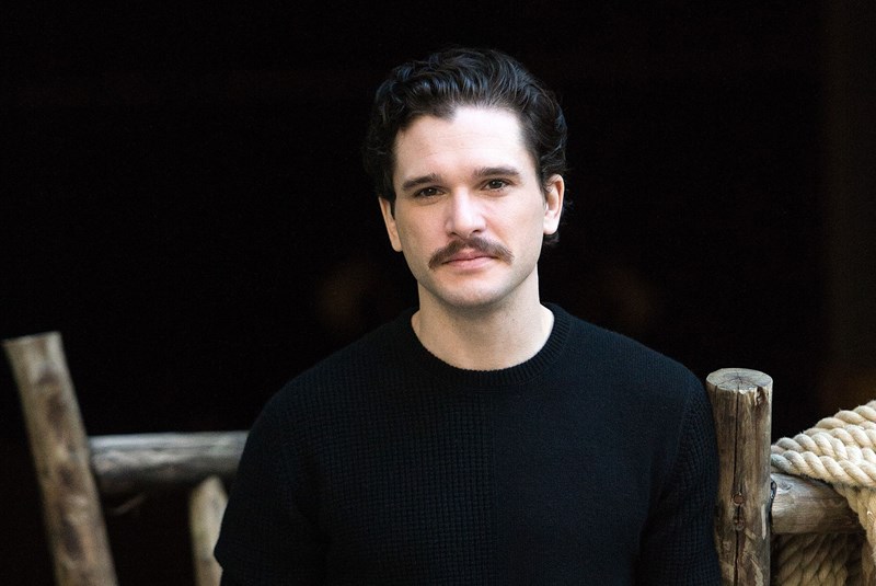 Κιτ Χάρινγκτον μουστάκι