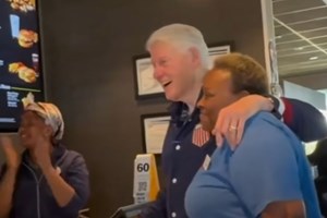 Η πιο αλλόκοτη προεκλογική συγκέντρωση του Donald Trump-Χόρεψε YMCA αφού λιποθύμησαν από τη ζέστη 2 άνθρωποι (video) - εικόνα 2