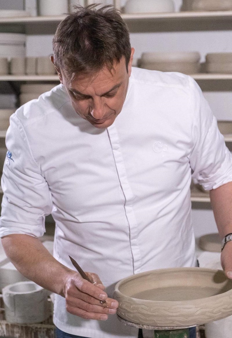 Γιώργος Παπαδόπουλος σεφ, φτιάχνει πιάτα από πηλό