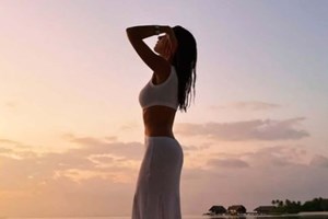 Jennifer Lopez με μπικίνι και καουμπόικες μπότες για τη νέα χρονιά - εικόνα 3