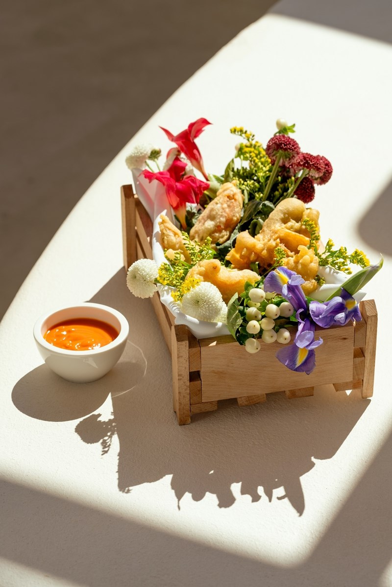 Οι κολοκυθοανθοί τεμπούρα στο εστιατόριο Parostia