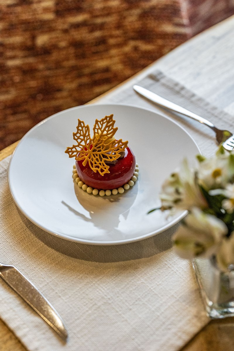 Symposio at Ark 2025_Οι υφές σοκολάτας με κρεμέ τζιβάρα, ζελέ καραΐμπ και πέρλες φουντουκιού