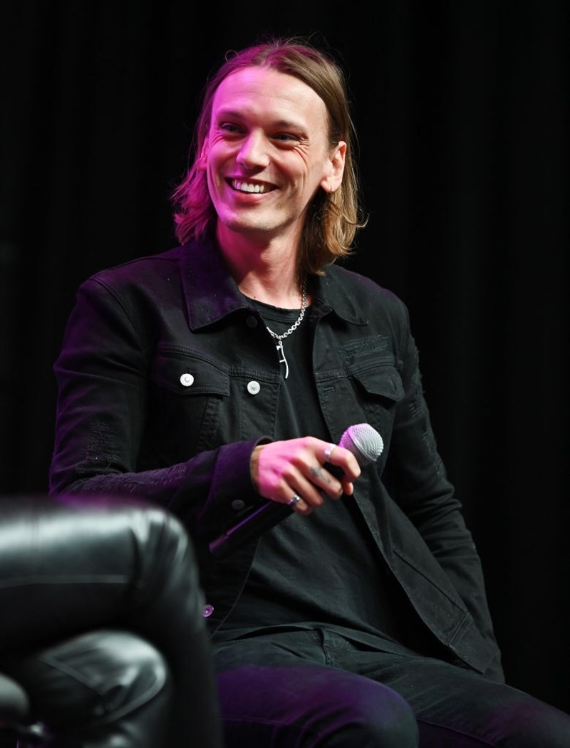 Ο Jamie Campbell Bower