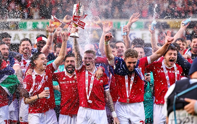 Η Ρέξαμ των Ράιαν Ρέινολντς και Ρομπ ΜακΈλενεϊ πανηγυρίζει την τρίτης σερί άνοδο.