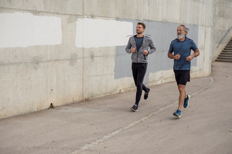 ΤΡΕΞΙΜΟ ΑΝΤΡΑΣ ΤΡΕΧΕΙ ΜΕ ΦΙΛΟ ΤΟΥ