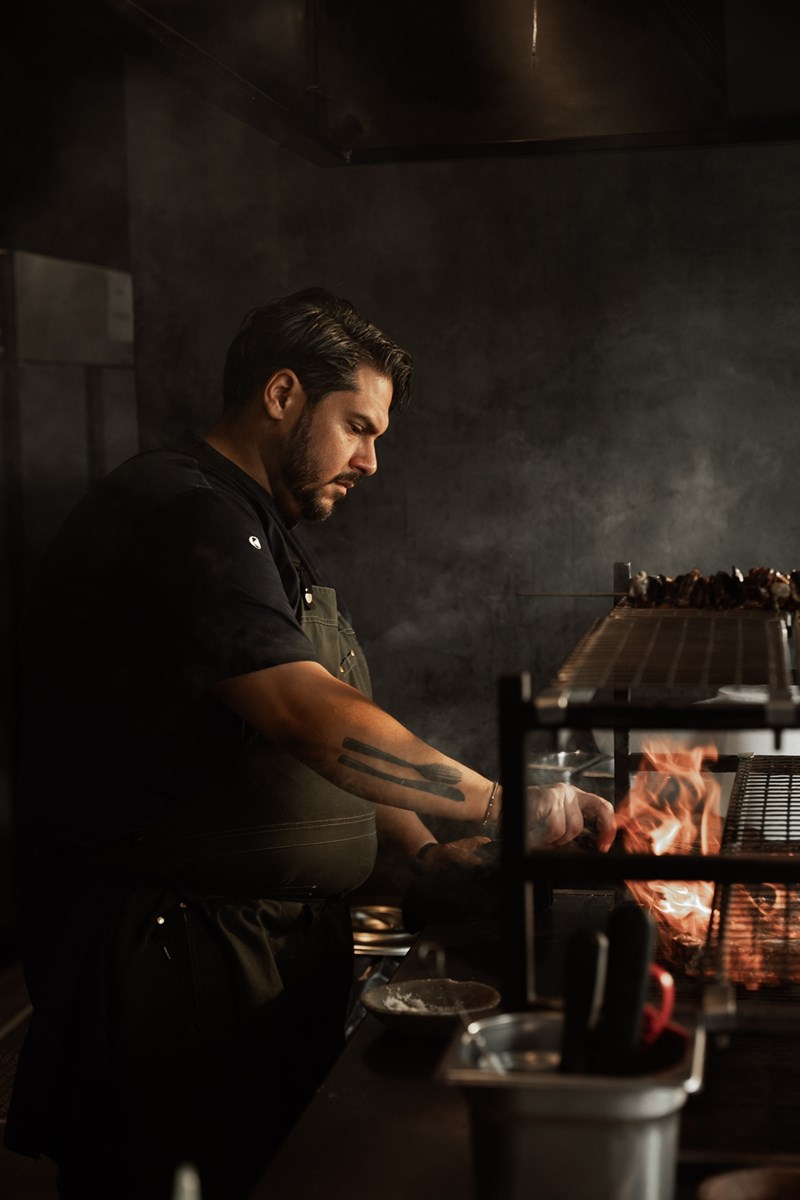 Ο Αθηναγόρας Κωστάκος στο μπαρ-εστιατόριο Nōema στη Μύκονο 1