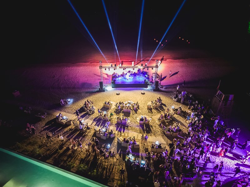 Στο W Costa Navarino για Electro Vibes, γενέθλια με Σάκη Ρουβά και κορυφαία καλοκαιρινά events 4