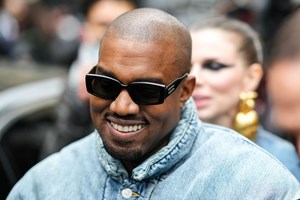 Ο Kanye West πουλάει πλέον μπλουζάκια με σβάστικες σαν να μην τρέχει τίποτα - εικόνα 3